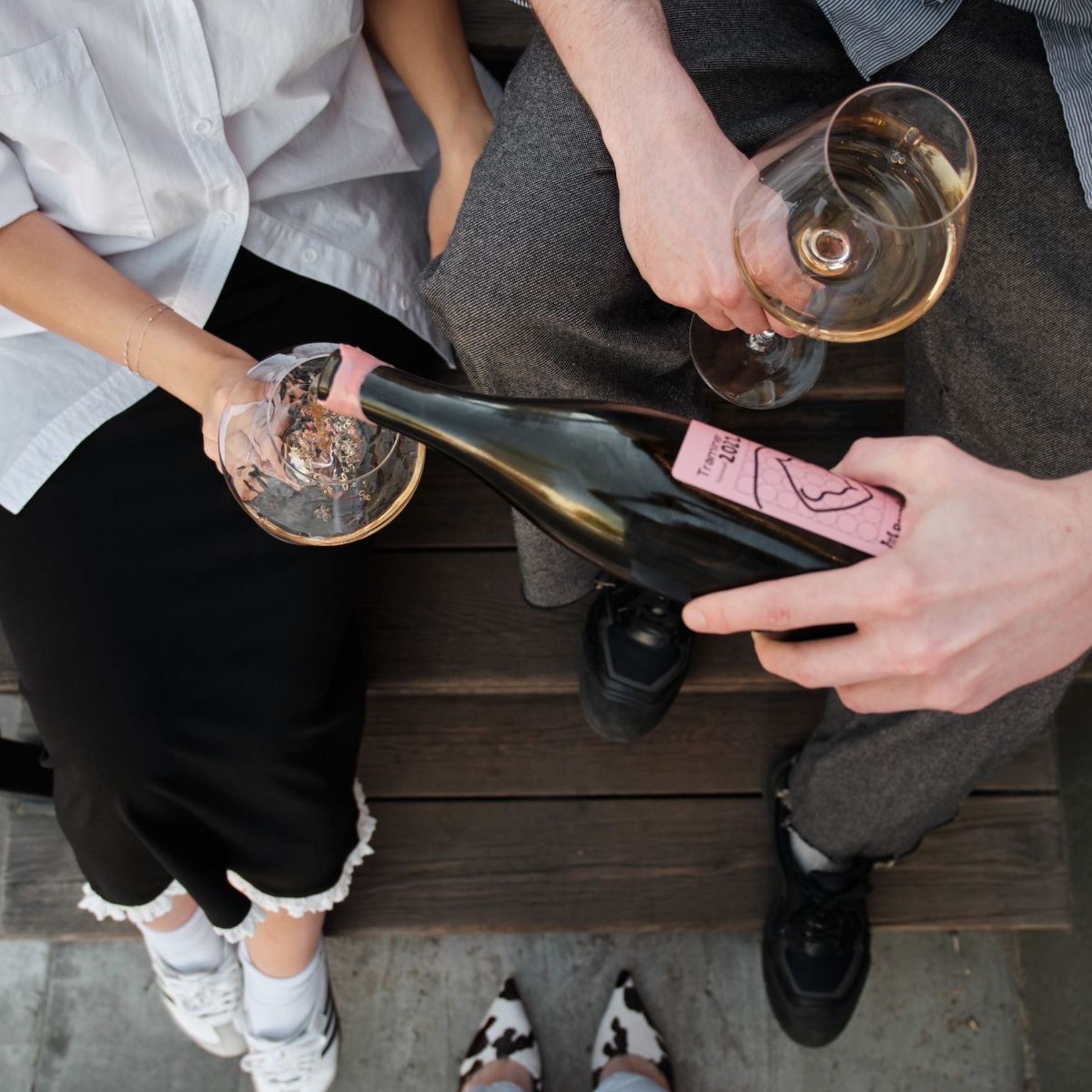 Wein wird für zwei Gläser eingeschenkt