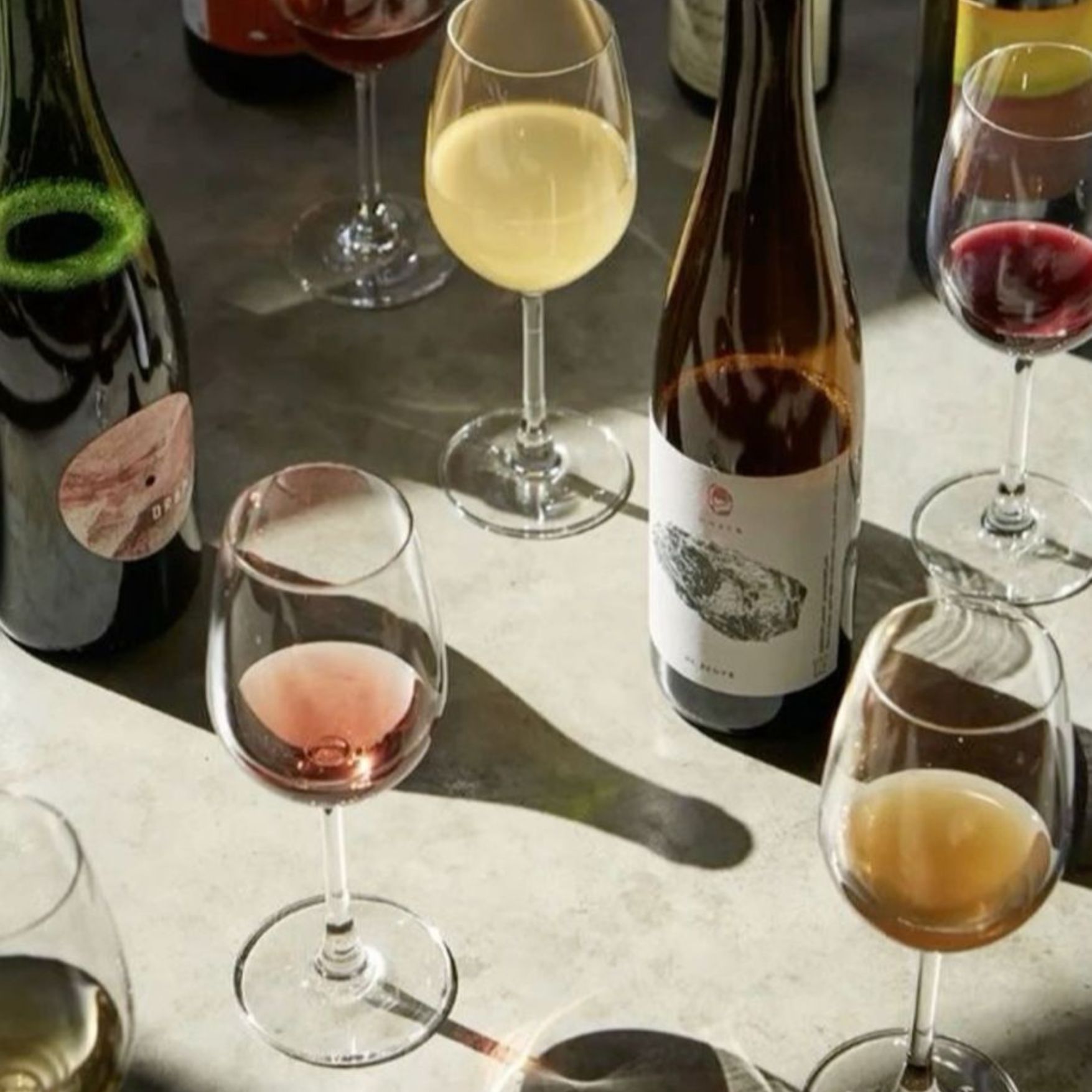 Volle Weinlaube im Stuttgarter Weindorf mit Lichterketten