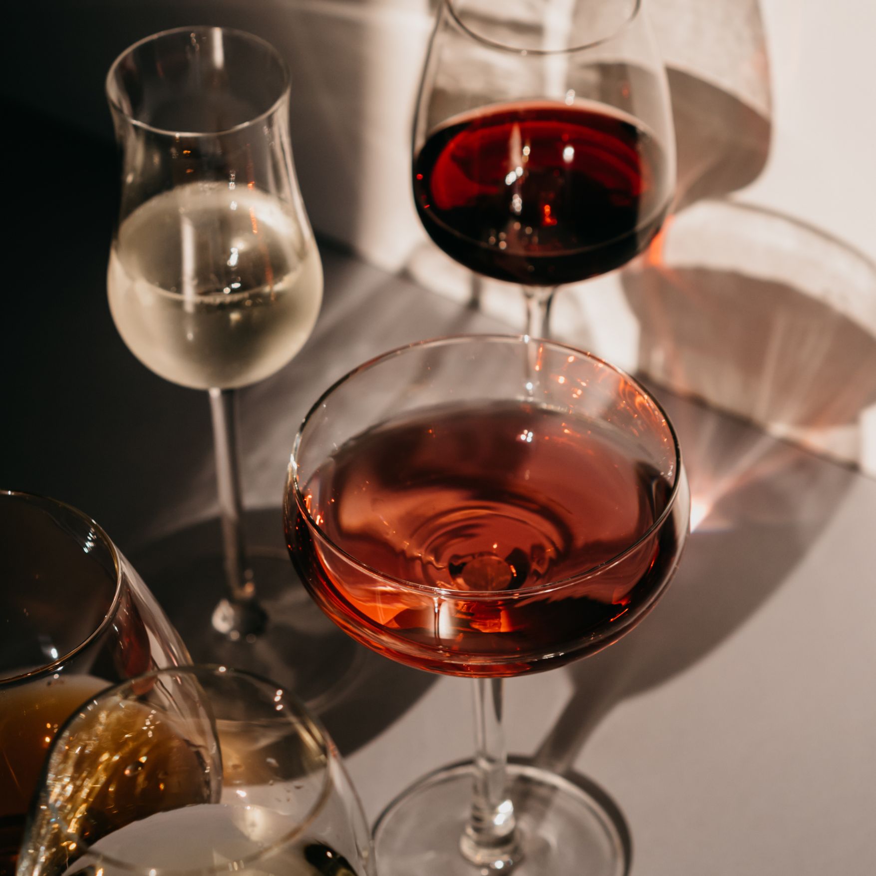 Gemütliche Weinlaube mit Lichterketten und Herzen bei Nacht