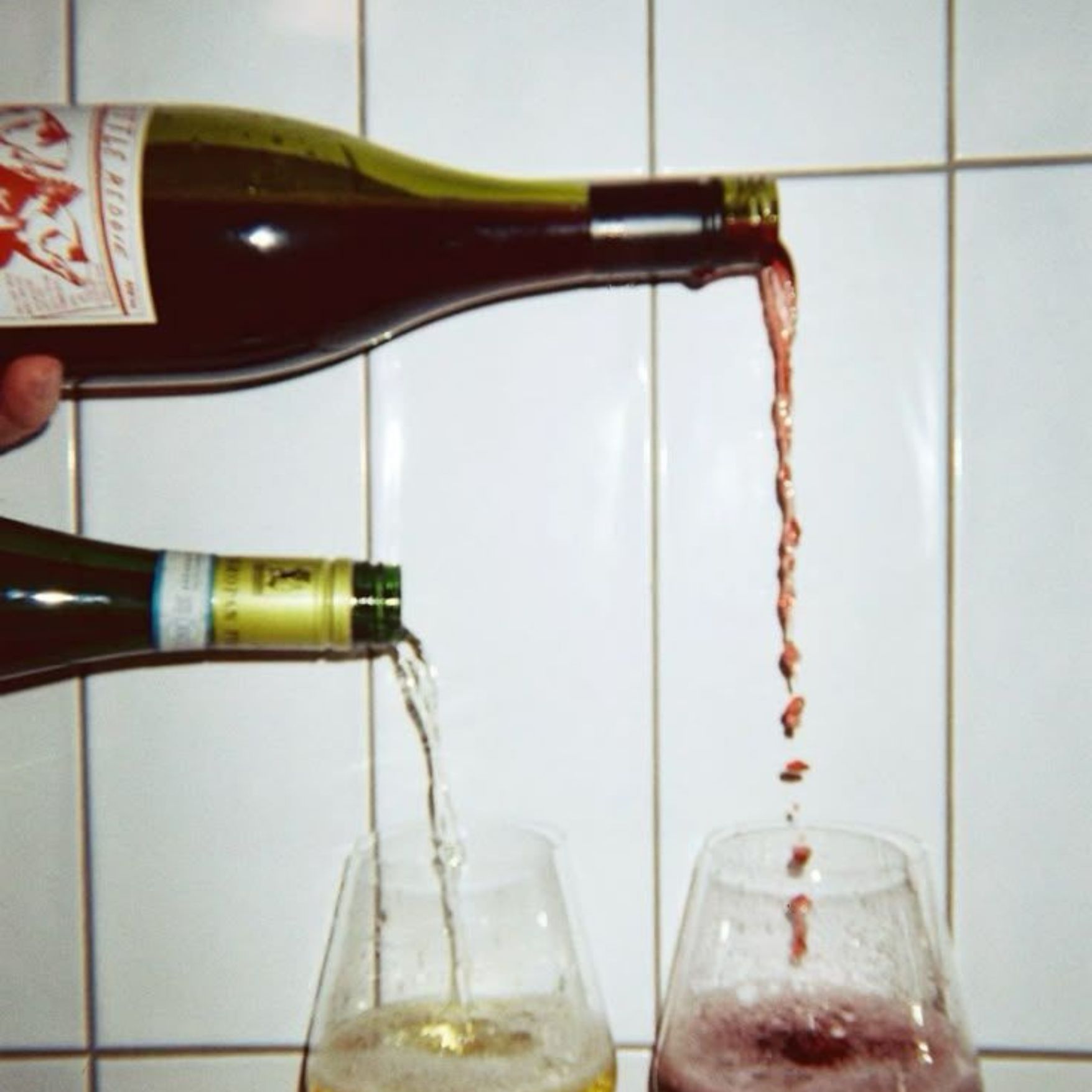 Weißwein wird in ein Tasting-Glas eingeschenkt