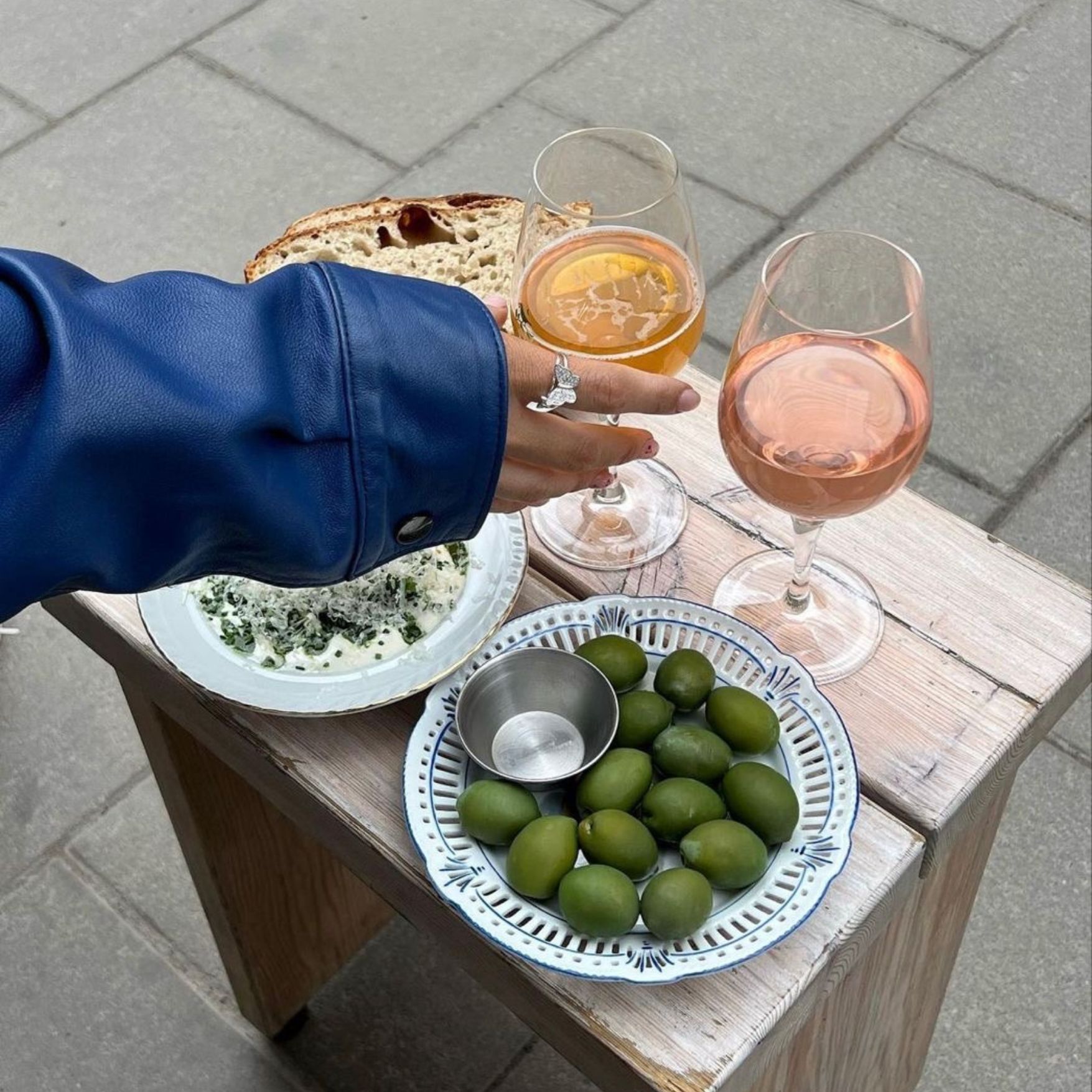 Genuss-Brettle mit Wurst, Käse, Brot und Chutney
